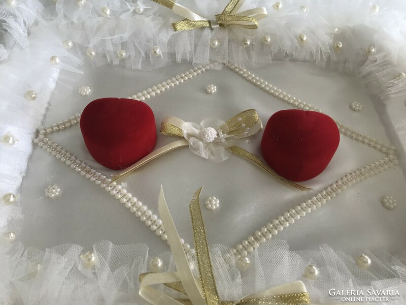 Esküvői gyűrűtartó tálca szív alakú dobozokkal, gyöngyökkel