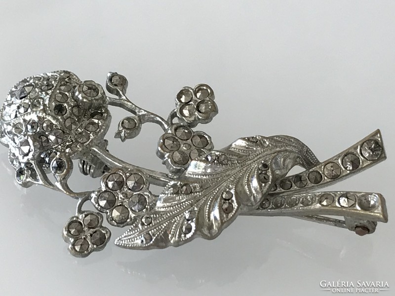 Rose strand-shaped silver-plated brooch inlaid with marcasite, 5 cm long