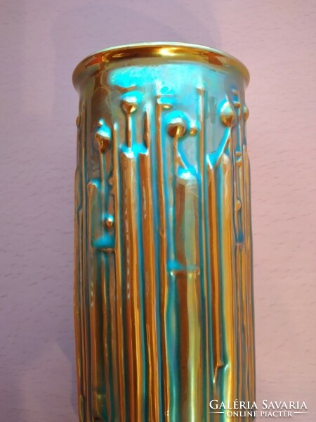 Török János által tervezett kopjás Zsolnay eozin váza