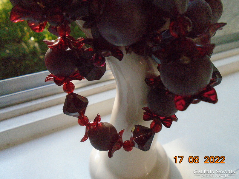 Fazettált, gömb és virág formájú gyöngyökből fűzött hosszú nyaklánc