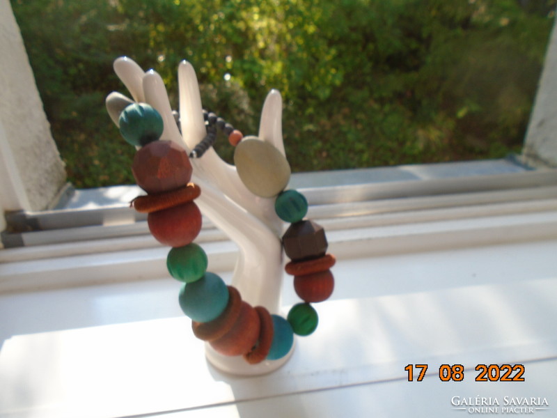 Nagyméretű, különböző formájú és színű festett fa gyöngyökből nyaklánc