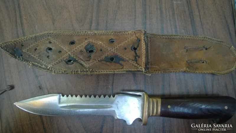 Hunting knife in original leather case, can be attached to a belt