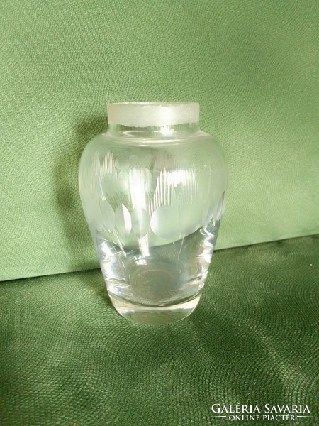 Régi, kis méretű, szép formájú, csiszolt mintás üveg váza