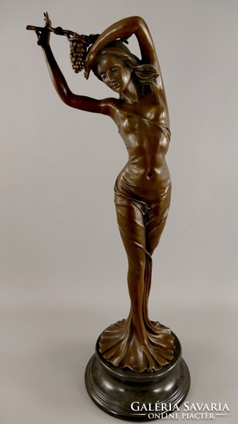 Női akt, szőlő fürtel - monumentális bronz szobor
