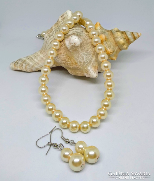 Cream tekla pearl necklace and earring set