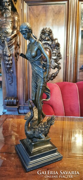 Léda hattyúval - bronz szobor