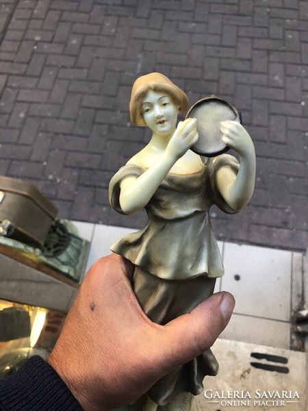 Porcelán szobor, 24   cm-es nagyságú, lakberendezéshez kiváló