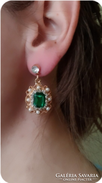 Egyedi design Liva Girl Fülbevaló smaragd zöld kristálykővel a közepén, több kristály és gyönggyel