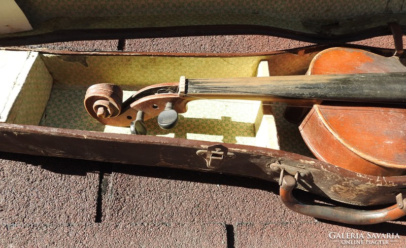 Antik mesterhegedű tokkal