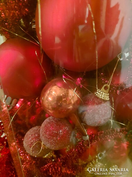 Huge package of Christmas decorations / in red