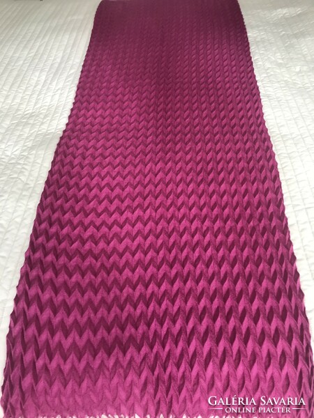 Pleated scarf in mauve color, brand Striessig Wien, 190 x 52 cm