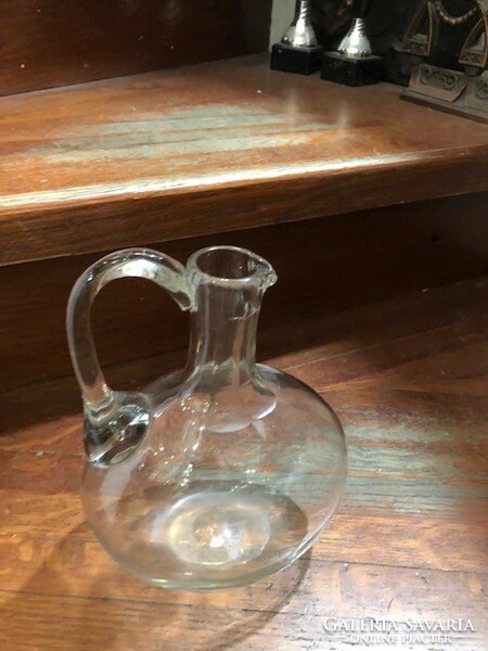 XIX. század végi üveg kiöntő, hibátlan állapotban, 18 cm-es.
