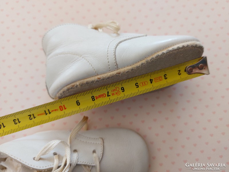 Retro bőr babacipő fehér régi gyerekcipő kiscipő