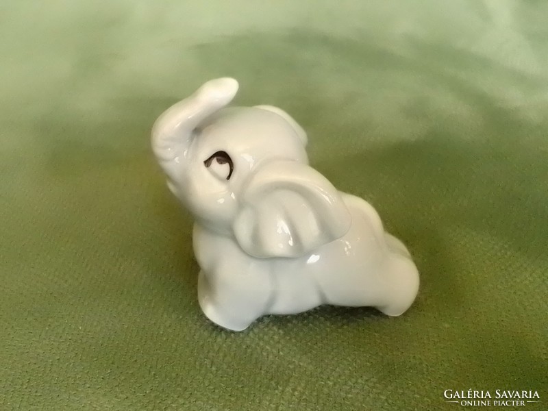 Kedves, kicsi, felemelt ormányú porcelán elefánt figura, szobor, kézzel festett