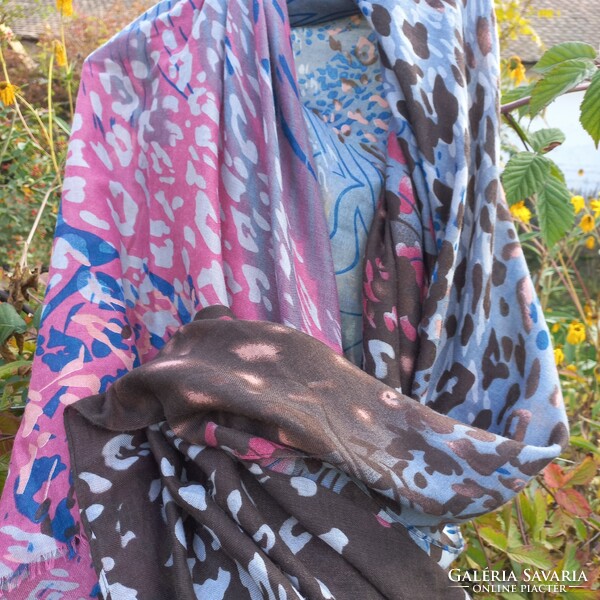 100 % Viscose scarf, with beautiful autumn colors