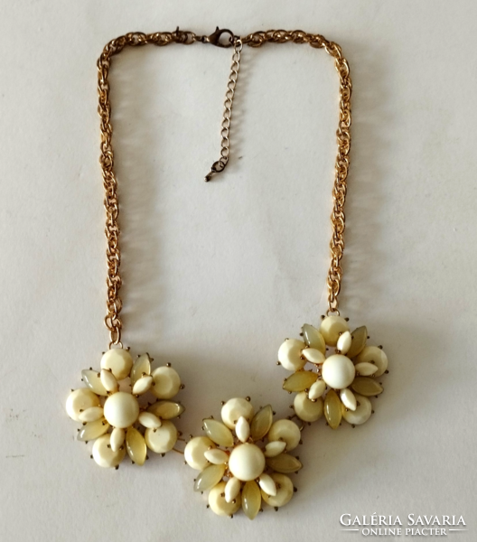 Decorative fashion jewelry necklaces