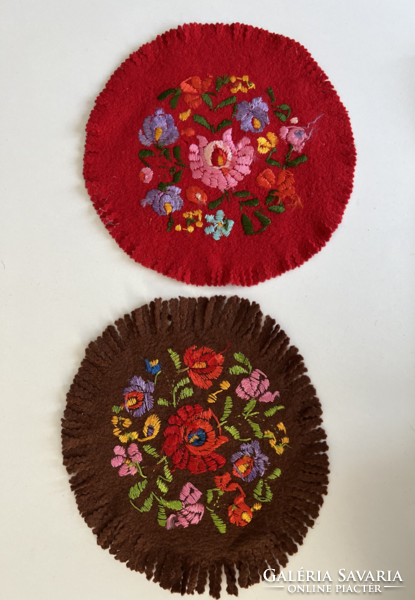 2 Matyó embroidered round tablecloths, 23 cm