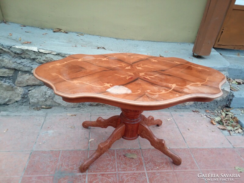 A richly carved baroque coffee table with fabulous inlaid spider legs