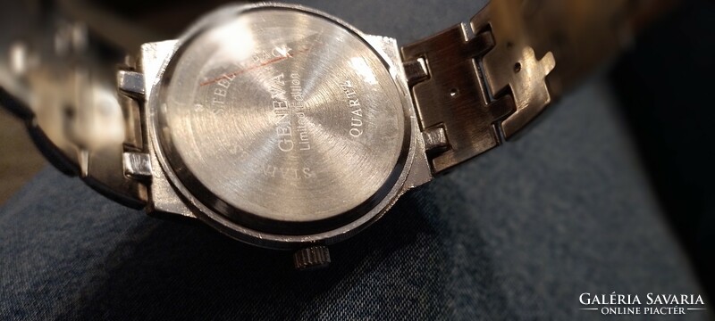 Geneva avenue quartz watch with analog display