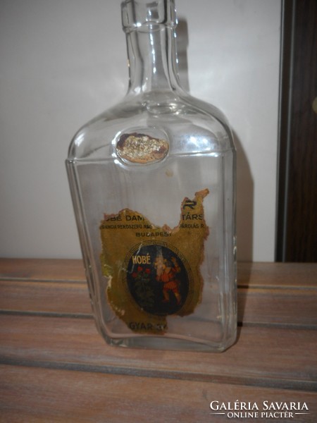 HOBÉ régi dombornyomott üvege (cimkemaradvánnyal)
