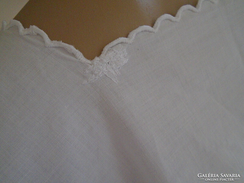 Nightgown embroidered old.