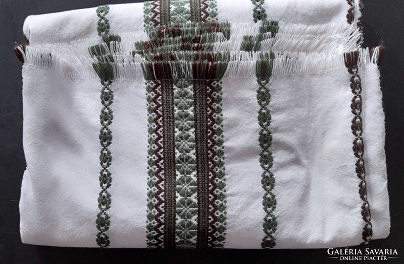 Embroidered tablecloth, on a white background with a green-brown pattern, with a fringe 168 x 164 cm