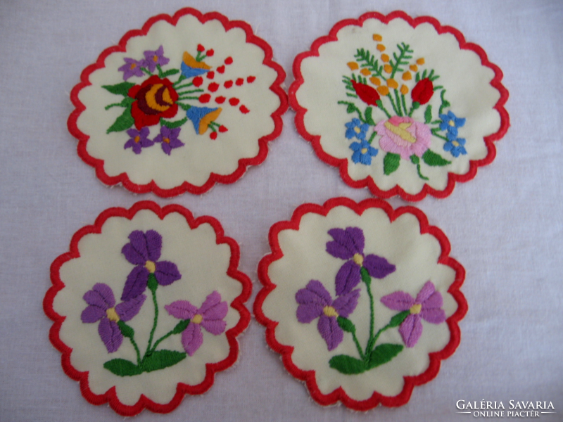 4 Kalocsa small tablecloths and coasters in violet, rose and paprika in one