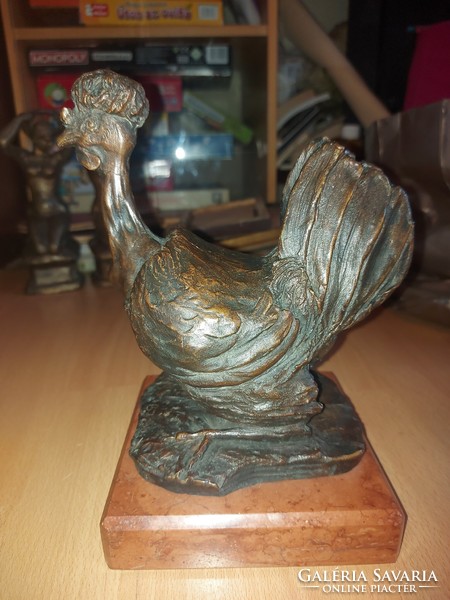 Babusa János: " Anyám tyúkja", bronz szobor, márványtalpastul 4,8 kg, 22 cm magas