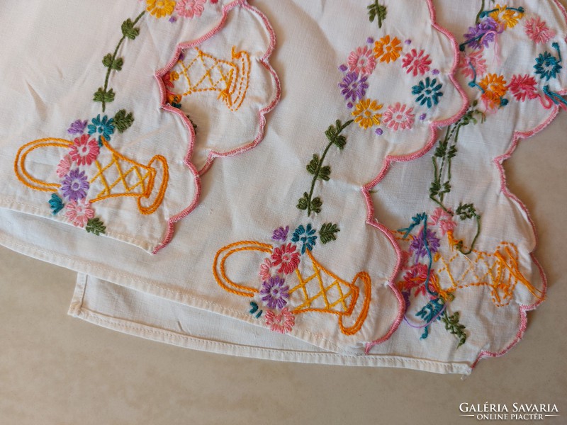 Régi 2 db polccsík vintage kézimunka virágkosár mintás textil csík
