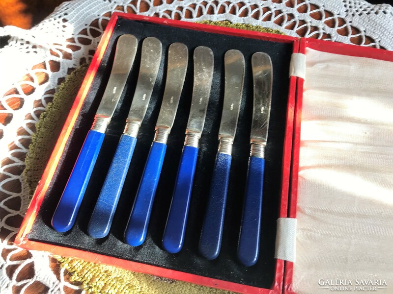 Csinos, antik, vastagon ezüstözött, 6 személyes vajazó kés készlet, eredeti dobozában, jelzett
