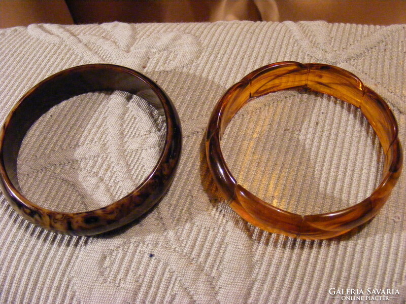 2 retro plastic bracelets