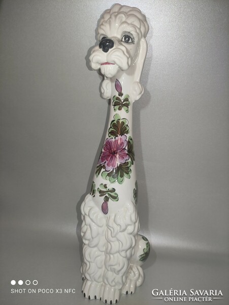 Nagy méretű jelzett porcelán vagy kerámia kézzel festett uszkár kutya szobor