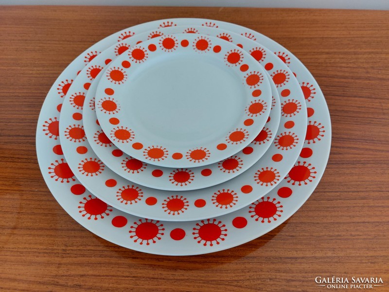 Retro 4 db Alföldi porcelán centrum varia piros mintás tányér 28,7 cm a legnagyobb