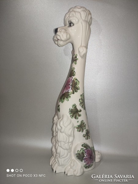 Nagy méretű jelzett porcelán vagy kerámia kézzel festett uszkár kutya szobor