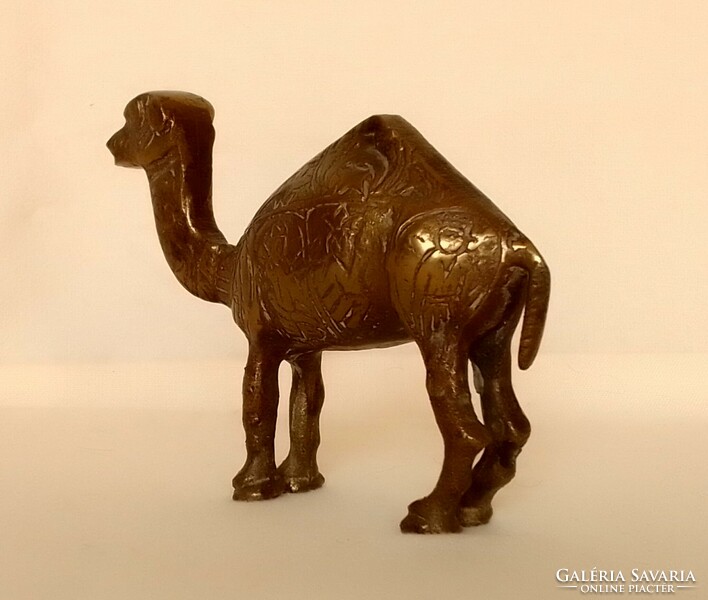 Régi réz egypupu teve dromedár állat figura szobor oldalán vésett mintával arab afrikai sivatag