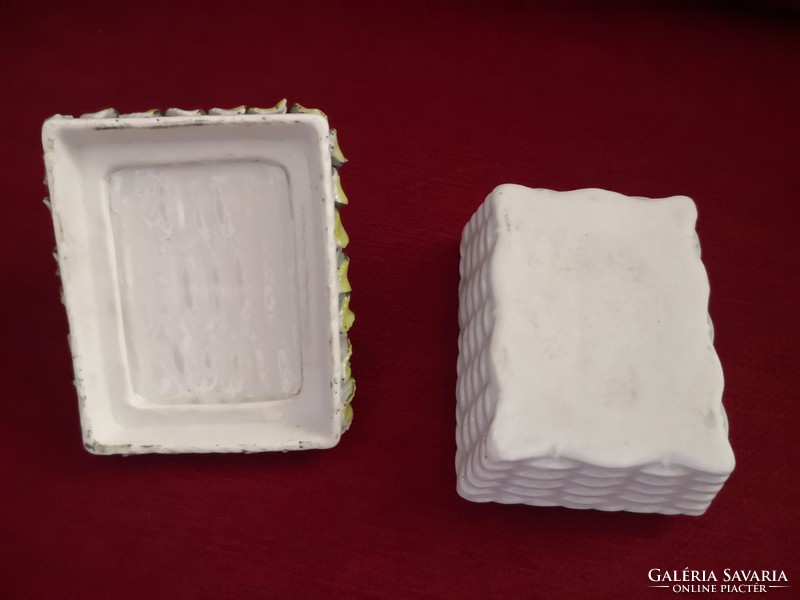 Egyedi, kézzel készült, antik, fedeles-kosár formájú porcelán ékszertartó, doboz