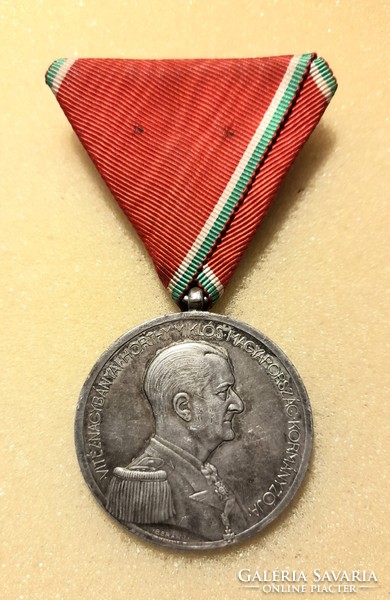 Miklós Horthy gallantry large silver medal, original ribbon. Not marked on the edge. (There is a post office) !