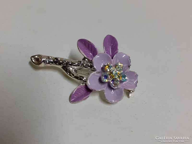 Retro flower brooch in beautiful condition, studded with pink sparkling stones