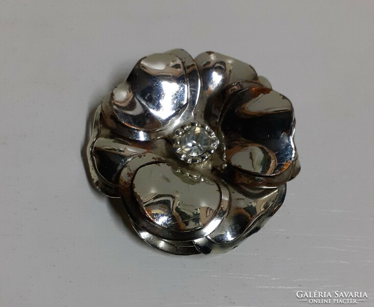 Retro handmade flower-shaped brooch pin decorated with a sparkling white stone in the center