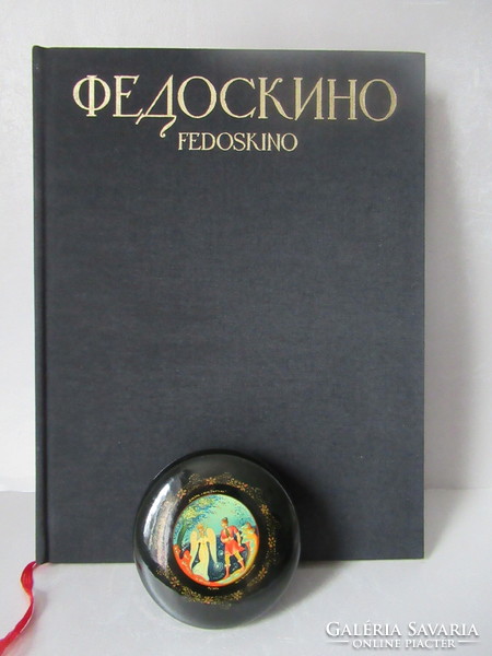 Kézzel festett, szignált orosz lakkdoboz (Mstera) és könyv