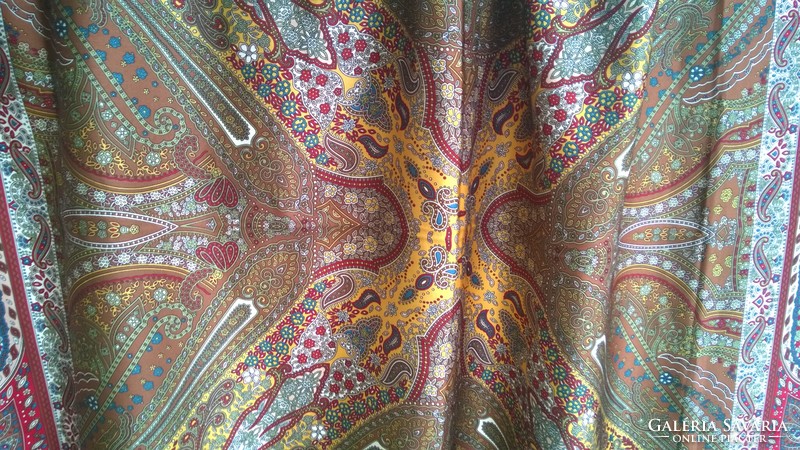 Olasz nagyméretíű selyemkendő-stóla gyönyörű szinekkel 120x117 cm
