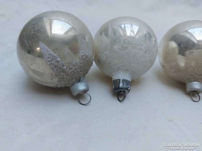 Régi üveg karácsonyfadísz havas gömb üvegdísz 4 db