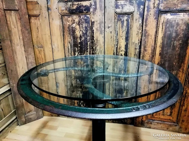 Öntöttvas kör asztal, egyedi készítésű loft asztal, 100 éves öntvény, bécsi jelzéssel, kezelt felüle