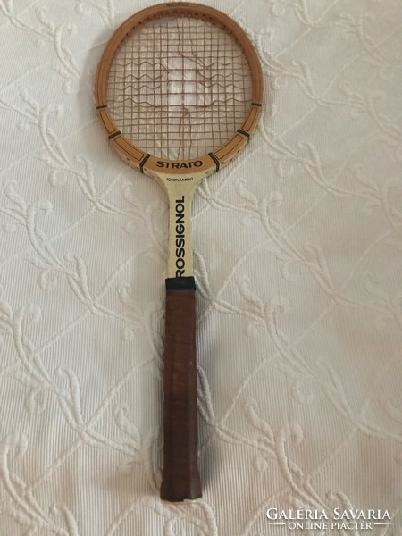 Rossignol strato retro tennis racket made in usa. With minor damage, 70x26 cm with leather handle.