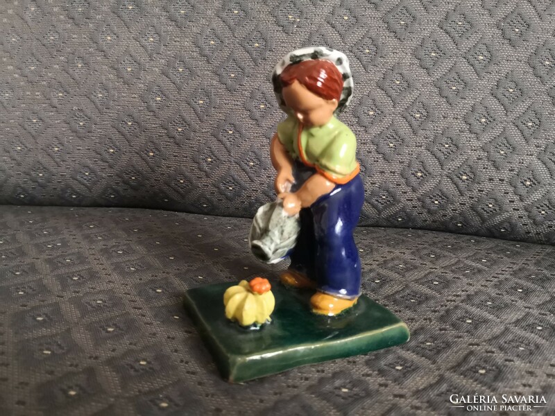 Gyarmati György kerámia - kertészkedő fiú locsolóval