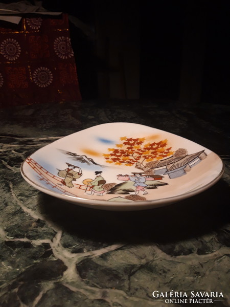 Kézzel festett, japán, jelenetes, falra akasztható porcelán tányér