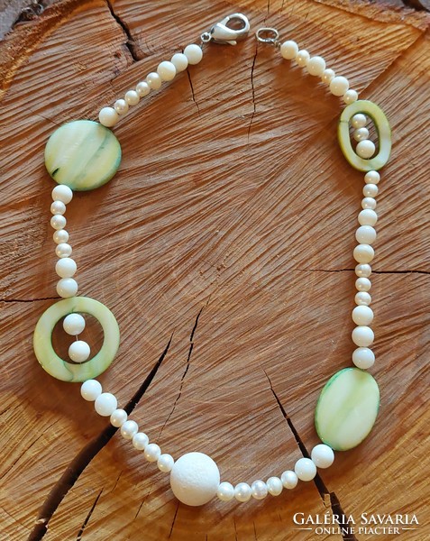 Special mother-of-pearl, cultured pearl and white coral necklace