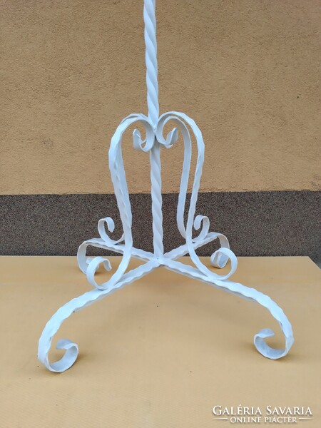 Standing flower stand. Wrought iron type.