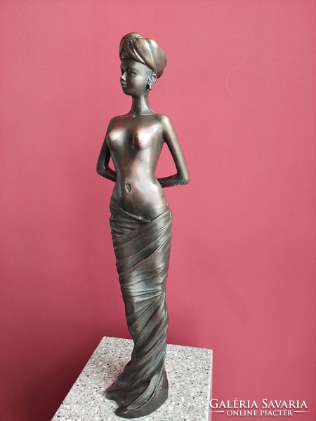 Turbános bronz akt szobor