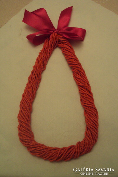 Coral red, 20 rows, twisted pearls.